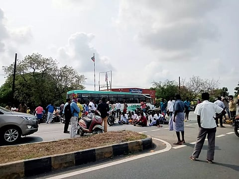 பொதுமக்கள் சாலைமறியலில் ஈடுபட்ட காட்சி.