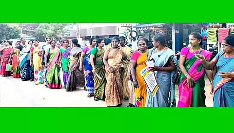 மனித சங்கிலியில் பங்கேற்ற ஜாக்டோ-ஜியோ அமைப்பினர்.