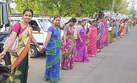 பவானியில் ஜாக்டோ ஜியோ அமைப்பினர் மனித சங்கிலி போராட்டத்தில் ஈடுபட்டனர். 