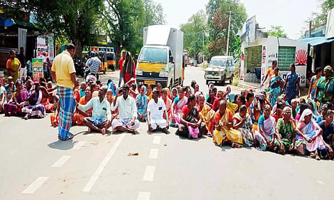 ஆரணி-வேலூர் சாலையில் மறியலில் பொதுமக்கள் ஈடுபட்ட காட்சி.