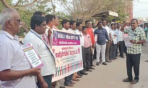அரக்கோணத்தில் மனித சங்கிலி போராட்டம்