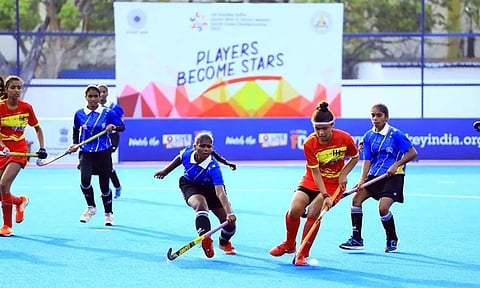 ஆக்கி போட்டியில் பங்கேற்ற வீராங்கனைகள் ஆக்ரோசமாக விளையாடிய காட்சி.