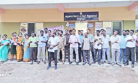 சீர்காழியில் கிராம நிர்வாக அலுவலர்கள் சங்கத்தினர் ஆர்ப்பாட்டத்தில் ஈடுபட்டனர்.