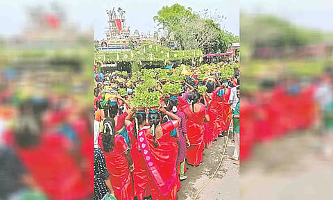 முளைப்பாரி ஊர்வலத்தில் பங்கேற்ற பக்தர்கள். 