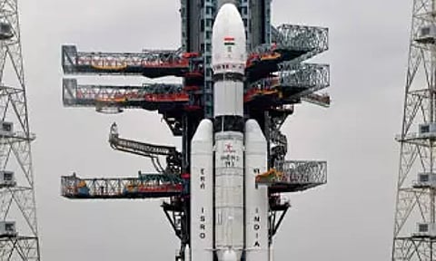 இந்தியாவின் பிரம்மாண்ட எல்.வி.எம்-3 ராக்கெட் இன்று விண்ணில் பாய்கிறது