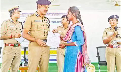 வேலைவாய்ப்பு முகாமில், தேர்வானவர்களுக்கு டி.ஜி.பி. சைலேந்திரபாபு பணிநியமன ஆணை வழங்கியபோது எடுத்தப்படம்.