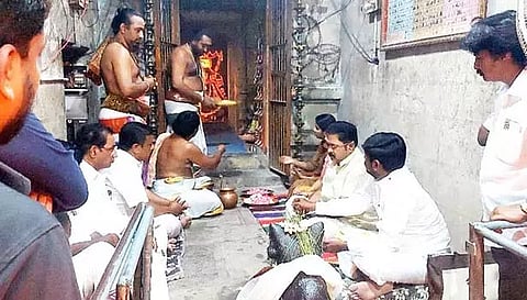 திருத்துறையூர் சிஷ்டகுருநாதர் கோவிலில் டி.டி.வி. தினகரன் குடும்பத்துடன் சாமி தரிசனம்