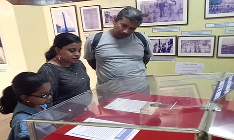 கன்னியாகுமரி அரசு அருங்காட்சியகத்தில் ஓலைச்சுவடியில் எழுதும் எழுத்தாணி காட்சி பொருள் கண்காட்சி