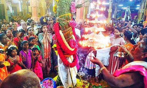 கொடிமரத்திற்கு தீபாராதனை நடைபெற்றபோது எடுத்த படம்.
