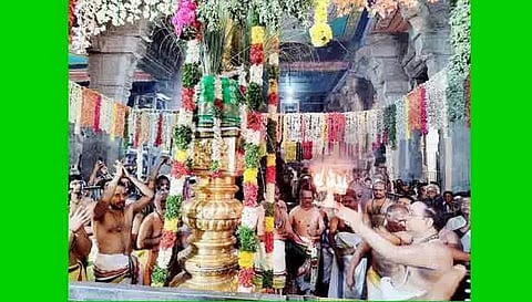 கொடிமரத்துக்கு தீபாராதனை காண்பிக்கப்படுவதை படத்தில் காணலாம்.