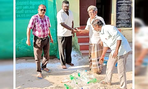 மாற்றுதிறனாளி ஒருவர் தூய்மை பணியாளரிடம் 25 காலி பாட்டில்கள் கொடுத்து விட்டு ரூ.25 பெற்று சென்ற காட்சி.