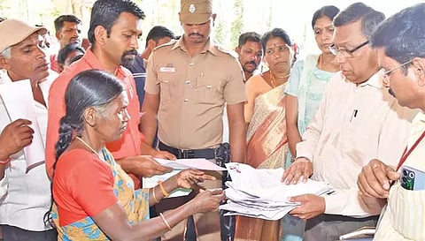 பொதுமக்களிடம் இருந்து மனுக்களை பெற்றுக்கொண்ட கலெக்டர் கார்மேகம்.