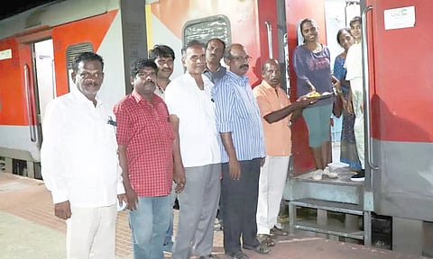 ரெயில் ஓட்டுனருக்கு சால்வை அணிவித்து பயணிகளுக்கு இனிப்பு வழங்கப்பட்டது.