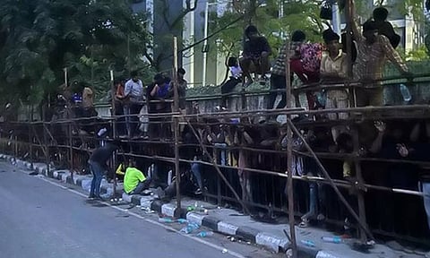 ஐபிஎல் டிக்கெட் வாங்க அதிகாலையில் இருந்து நீண்ட வரிசையில் காத்திருக்கும் ரசிகர்கள்