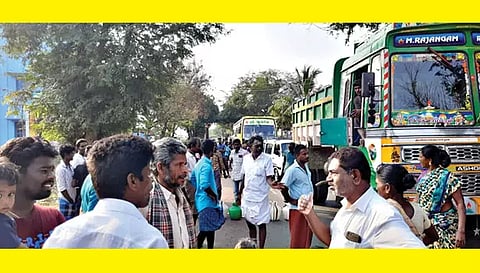 கிராம மக்கள் மறியலில் ஈடுபட்டதையும், சாலையில் வாகனங்கள் அணிவகுத்து நின்றதையும் படத்தில் காணலாம்.