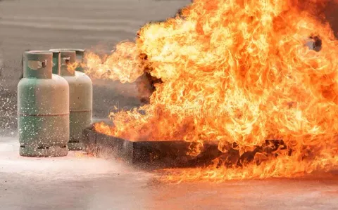 தீப்பிடித்து தாய்-மகள் உள்பட 3 பேர் உடல் கருகினர்