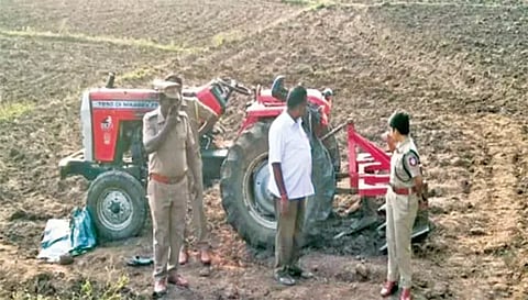 விபத்து நடந்த இடத்தில் டி.எஸ்.பி. தையல்நாயகி விசாரணை நடத்தினார்.