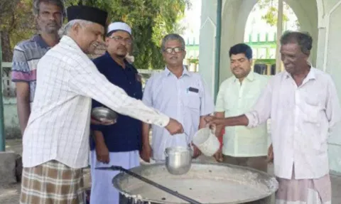 பனைக்குளம் கிழக்கு தெரு ஜமாத் சார்பில் பொதுமக்களுக்கு நோன்புக்கஞ்சி வினியோகிக்கப்பட்டது.