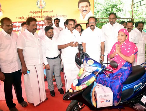 மாற்றுத்திறனாளிகளுக்கு இணைப்பு சக்கரம் பொருத்தப்பட்ட ஸ்கூட்டர்களை அமைச்சர்கள் சாத்தூர் ராமச்சந்திரன், தங்கம் தென்னரசு ஆகியோர் வழங்கினர். அருகில் கலெக்டர் ஜெயசீலன், எம்.எல்.ஏ.க்கள் சீனிவாசன், தங்கபாண்டியன் உள்ளனர்.