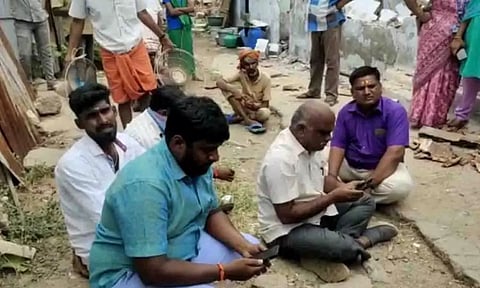 மாநகராட்சி அதிகாரிகள் தர்ணா போராட்டத்தில் ஈடுபட்ட காட்சி.