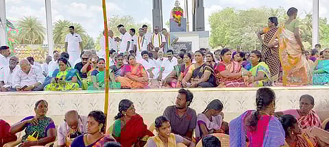 எம்.எல்.ஏ.க்கள் மாங்குடி, கருமாணிக்கம் உள்பட பலர் போராட்டத்தில் பங்கேற்றனர்.