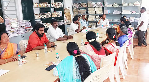 ஊராட்சிமன்ற கவுன்சிலர்களிடம் உதவி இயக்குநர் குமார் குறைகளை கேட்டறிந்தார்.