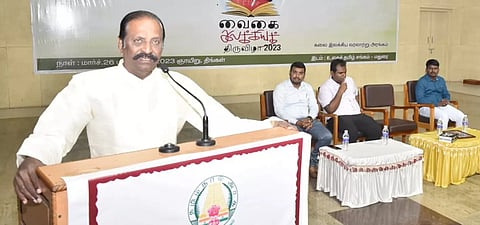 வைகை இலக்கிய திருவிழாவில் கவிஞர் வைரமுத்து பேசிய காட்சி.