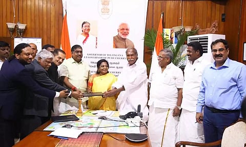 தேசிய பாதுகாப்பு பல்கலைக்கழகத்தில் கவர்னர் தமிழிசை, முதல்-அமைச்சர் ரங்கசாமி முன்னிலையில் ஒப்பந்தம் கையெழுத்தான காட்சி.