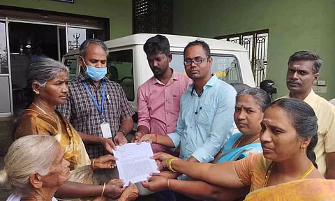 மனு அளித்த பொதுமக்கள். 