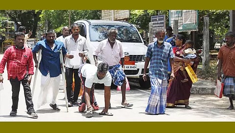 கலெக்டரிடம் மாற்றுத்திறனாளிகள் மனு
