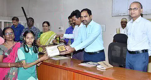 கொத்தடிமை தொழிலாளர் ஒழிப்பு தினத்தையொட்டி நடந்த போட்டிகளில் வெற்றி பெற்ற மாணவ-மாணவிகளுக்கு கலெக்டர் மதுசூதன்ரெட்டி சான்றிதழ் மற்றும் பரிசு வழங்கினார்.