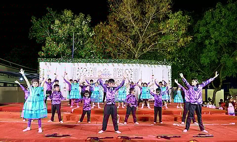 விழாவில் மாணவ, மாணவிகளின் கலைநிகழ்ச்சிகள் நடைபெற்றது.