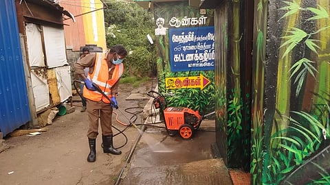 கோத்தகிரி பேரூராட்சியில் கழிப்பிடங்களை சுத்தம் செய்யும் எந்திரத்தின் சோதனை ஓட்டம்