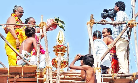 கோபுர கலசங்களில் புனிதநீர் ஊற்றி கும்பாபிஷேகம் நடந்தது.