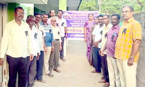 கருப்பு பேட்ஜ் அணிந்து ஆசிரியர்கள் பணிக்கு வந்தனர்.