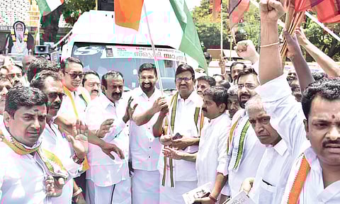 ஈரோட்டில் வைக்கம் போராட்டம் நூற்றாண்டு விழா வாகன பேரணி- கே.எஸ்.அழகிரி தொடங்கி வைத்தார்