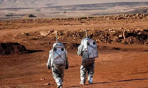 செவ்வாய் கிரகத்திற்கு செல்ல பூமியில் பயிற்சி எடுக்கும் 4 மனிதர்கள்