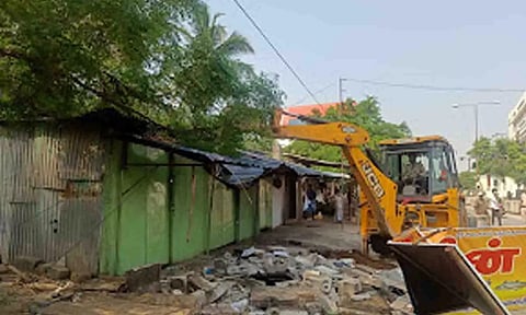 பொக்லைன் எந்திரம் மூலம் ஆக்கிரமிப்புகள் அகற்றப்பட்ட காட்சி.