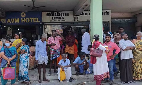 உடுமலை பஸ் நிலையத்தில் பஸ்சுக்காக கால்கடுக்க காத்திருக்க காத்துக் கொண்டிருக்கும் பொதுமக்களை படத்தில் காணலாம்.