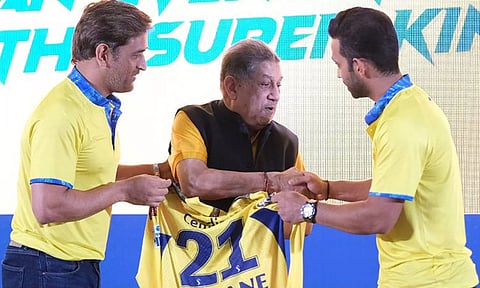 புதிய சிங்கங்களுக்கு சிஎஸ்கே ஜெர்சி வழங்கி வரவேற்ற ஸ்ரீனிவாசன்- டோனி