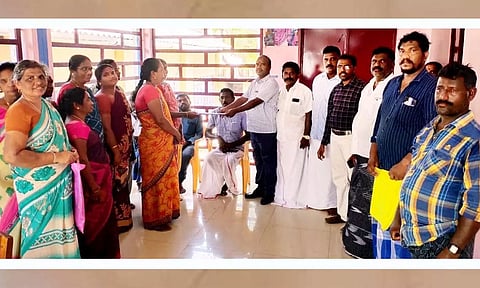 முகாமில் தாசில்தார் தங்கையா கலந்து கொண்டு மனுக்களை பெற்றார்.