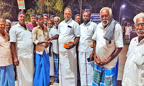 ஆழ்வை கிழக்கு ஒன்றிய செயலாளர் விஜயகுமார் இனிப்பு வழங்கிய காட்சி. அருகில் மேற்கு ஒன்றிய செயலாளர் ராஜ்நாராயணன், நகர செயலாளர் ஆறுமுக நயினார் உள்ளனர்.