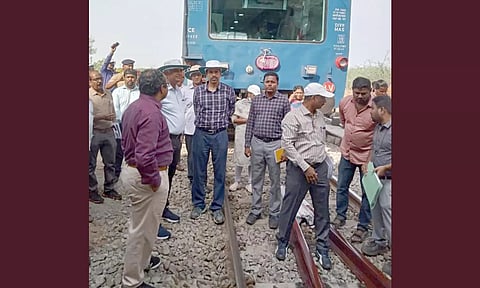 அதிவேக ரெயில் சோதனை ஓட்டத்தின்போது அதிகாரிகள் தண்டவாளத்தை ஆய்வு செய்தனர்.