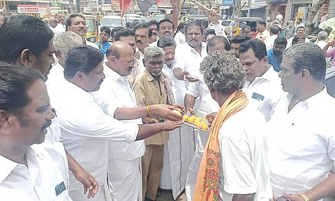 பொதுமக்களுக்கு அ.தி.மு.க.வினர் இனிப்பு வழங்கியபோது எடுத்த படம். 