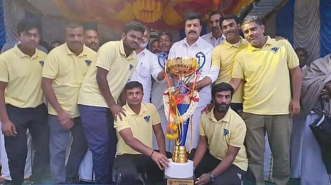 ஊட்டியில் பூப்பந்து போட்டியில் வெற்றி பெற்ற அணிக்கு பரிசு கோப்பை