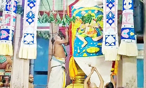 நாகை சவுந்தரராஜ பெருமாள் கோவிலில் கொடியேற்றம் நடந்தது.