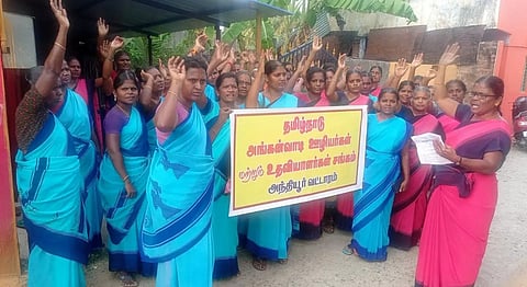 அந்தியூரில் வட்டார நிர்வாகி கற்பகம் தலைமையில் ஆர்ப்பாட்டம் செய்த போது எடுத்த படம்.