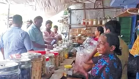 கடைகளில் அதிகாரிகள் சோதனை நடத்திய காட்சி.
