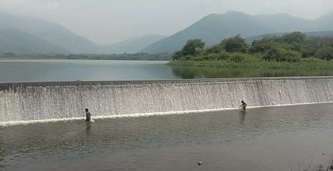 குண்டேரிப்பள்ளம் அணை நிரம்பி தண்ணீர் வழிந்து செல்கிறது.