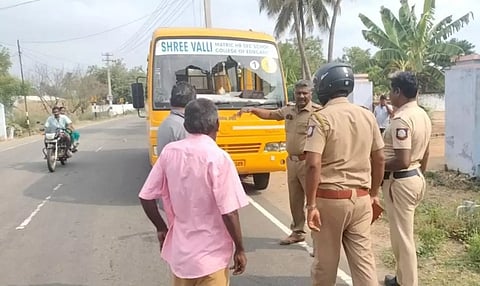 விபத்து நடந்த இடத்தில் போலீசார் விசாரணை நடத்திய காட்சி.